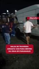 Balsa de travessia arrasta van para dentro da água em Paranaguá