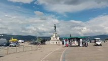 Il palco in allestimento al piazzale Michelangelo