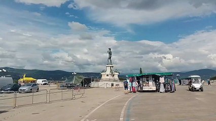Il palco in allestimento al piazzale Michelangelo