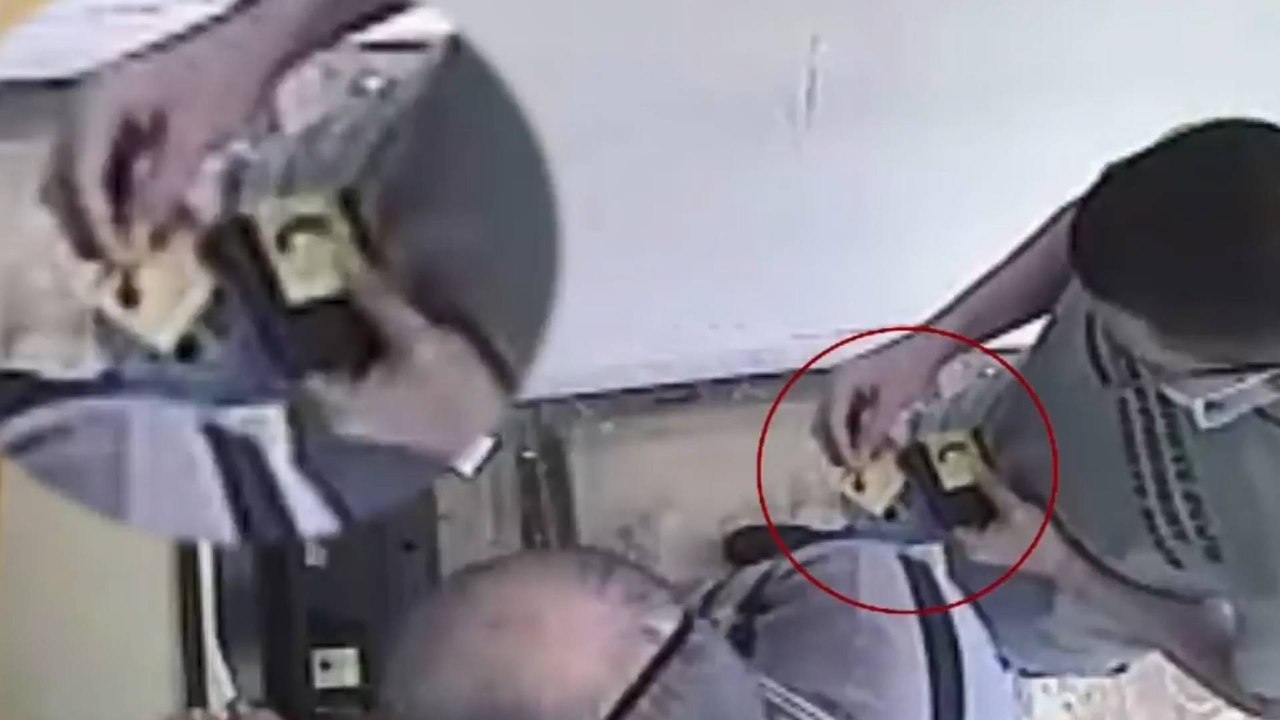 En video: quedó grabado segundo a segundo cómo era el cambiazo de tarjetas en cajeros automáticos