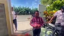 Un niño le regala un chivo a su profesora 