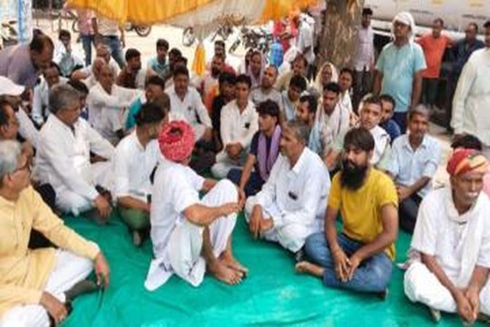नाबालिक युवती का सडक़ किनारे झाडि़यों में मिला शव
