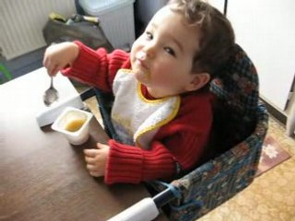 Lucas mange seul 15 mois