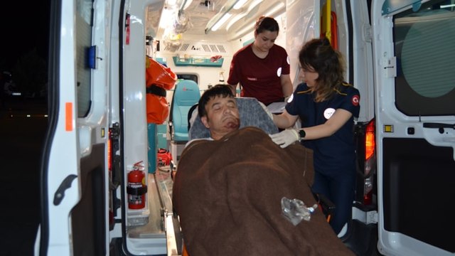 Komşuların kavgası kanlı bitti: Göğsünden bıçakladı!