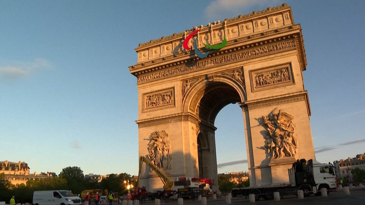 Paris :  les « Agitos », symbole des Jeux paralympiques, accrochés sur l’Arc de Triomphe