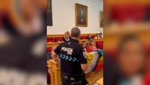 Un policía entra al pleno del Ayuntamiento de Toledo a quitar las banderas LGTBI