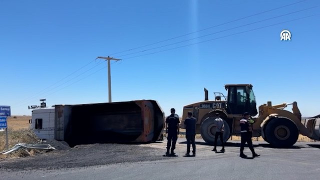 İki kamyonun çarpıştığı kazada, 2 kişi yaralandı