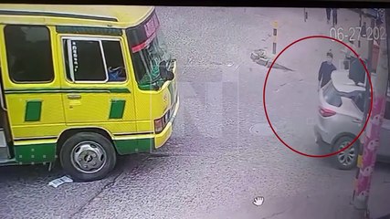 Video: ¡Sólo tocó su auto! Cámaras captan la brutal agresión de un conductor a un peatón