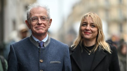 GALA VIDEO - PHOTO - Mac Lesggy amoureux : rare apparition avec sa compagne Carole lors de la Fashion Week de Paris