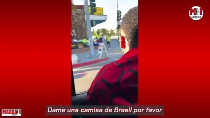 Neymar Jr. compra playera con su nombre en la calle y así reaccionaron los vendedores