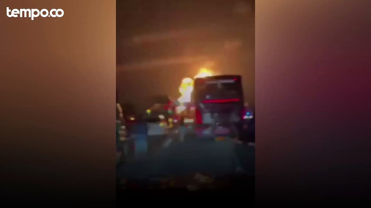 Truk Tangki Isi 6 Ribu Liter Pertalite Terbakar...