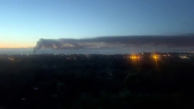 San Basilio, incendio nella notte in un capannone: nube di fumo dal Tiburtino a Casal de Pazzi e Pietralata