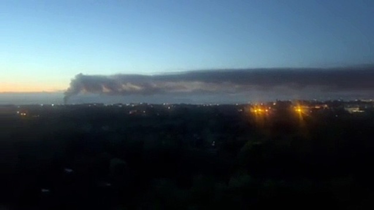 San Basilio, incendio nella notte in un capannone: nube di fumo dal Tiburtino a Casal de Pazzi e Pietralata