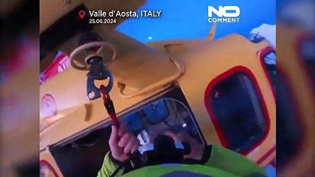 NO COMMENT: Rescatan con un helicóptero a tres alpinistas polacos atrapados en una cima de los Alpes