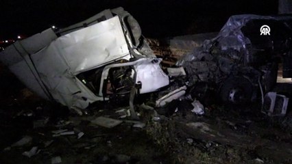 Zincirleme trafik kazasında aynı aileden 3 kişi öldü
