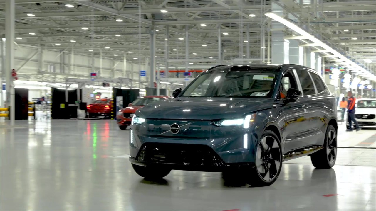 Erster Volvo EX90 vom Band gerollt