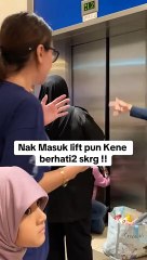 男童被困升降机缝隙中，哇哇大哭求救！🚨