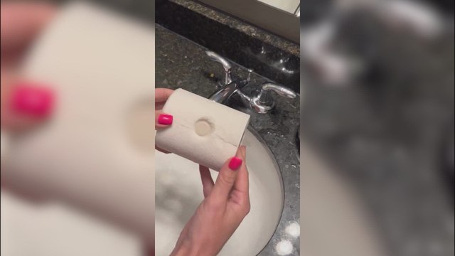 Una mujer muestra lo que tienes que hacer nada más llegas a un hotel cuando viajas solo