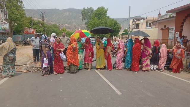 पानी की समस्या को लेकर अलवर के लाल डिग्गी रोड पर लगाया जाम, देखें वीडियो