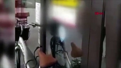Yer: Rize... Bankanın kapısına bağlanan bisiklet nedeniyle personel içeride mahsur kaldı
