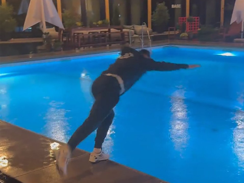 Kopfüber: Kimmich springt im Trainingsanzug in den Pool