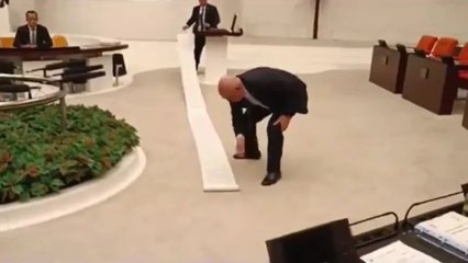 CHP'li Akay, Türkiye'de yakalanan çete liderlerinin 20,5 metrelik listesini açtı