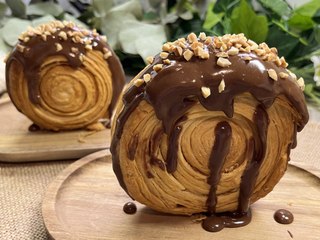 New York roll de crema de cacao y almendras - Cocina Fácil