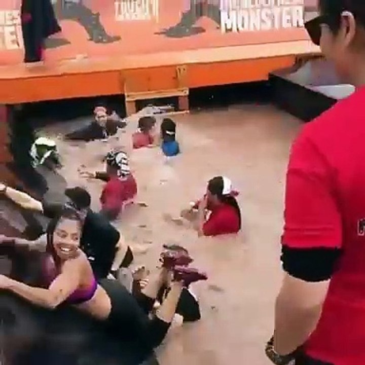 Empower Your Fitne "خذ الزمام في رحلتك الرياضية مع تماريننا اليومية التي تهدف إلى تمكينك وتقوية جسدك. سواء كنت تهدف إلى بناء العضلات، زيادة القدرة على التحمل، أو تحسين المرونة، فإن تماريننا المصممة خصيصًا وإرشادنا الخبير سيساعدانك على تحقيق أهدافك. انضم إ