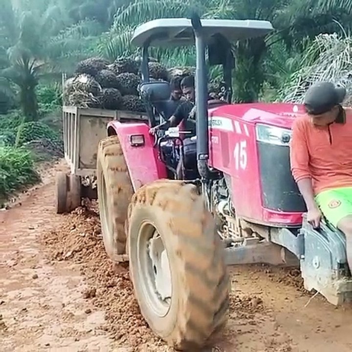 Tractor Stuck in Mud and salepry road - video Dailymotion