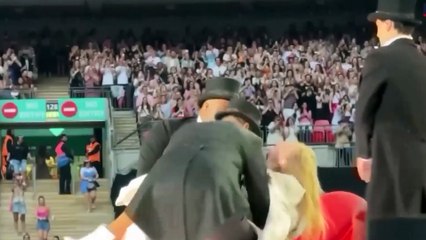 تايلور سويفت تفاجئ جمهورها