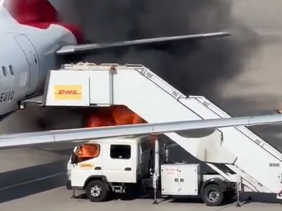 Alarm in heathrow: meterhohe flammen bedrohen flugzeug