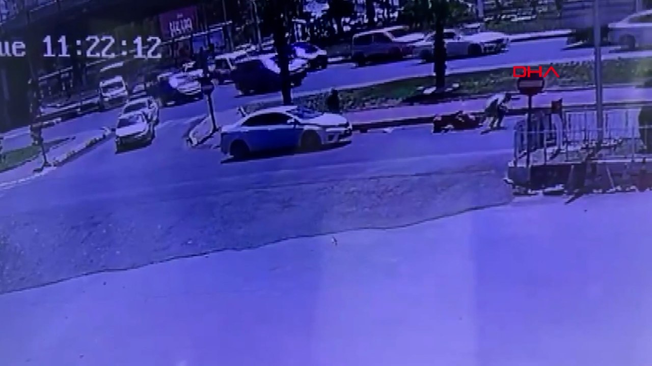Motosiklet ile otomobilin çarpıştığı kaza kamerada