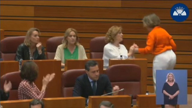 Momento en el que el presidente de las Cortes, Carlos Pollán, ordena a la secretaria general del PP, Cuca Gamarra, que abandone la bancada popular