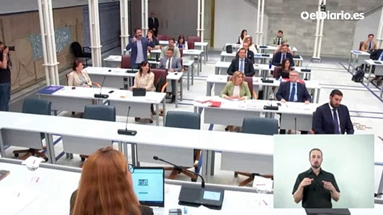 Vox afea en la Asamblea de Murcia la baja de paternidad de un diputado de Podemos, expulsado entre gritos