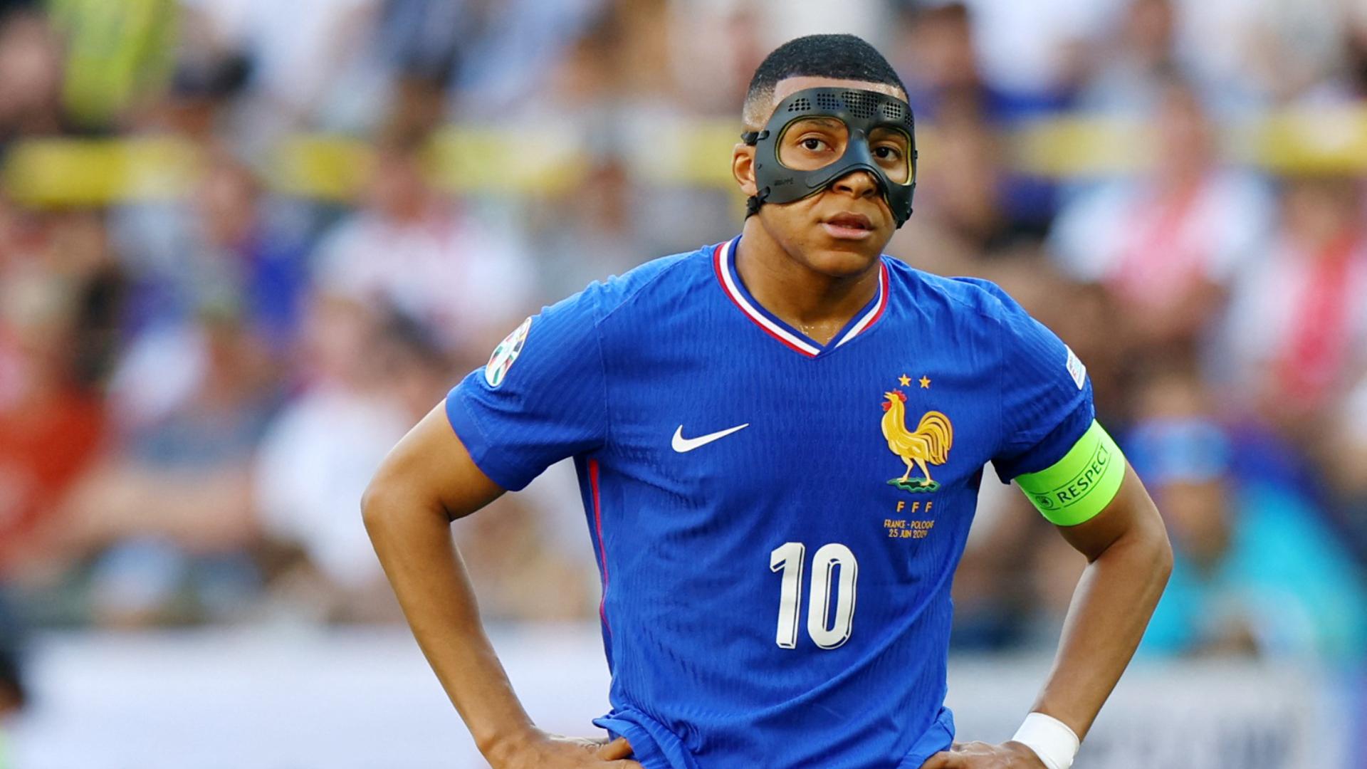 Mbappé trains with France  wearing his mask  Will he show up against Poland ? 