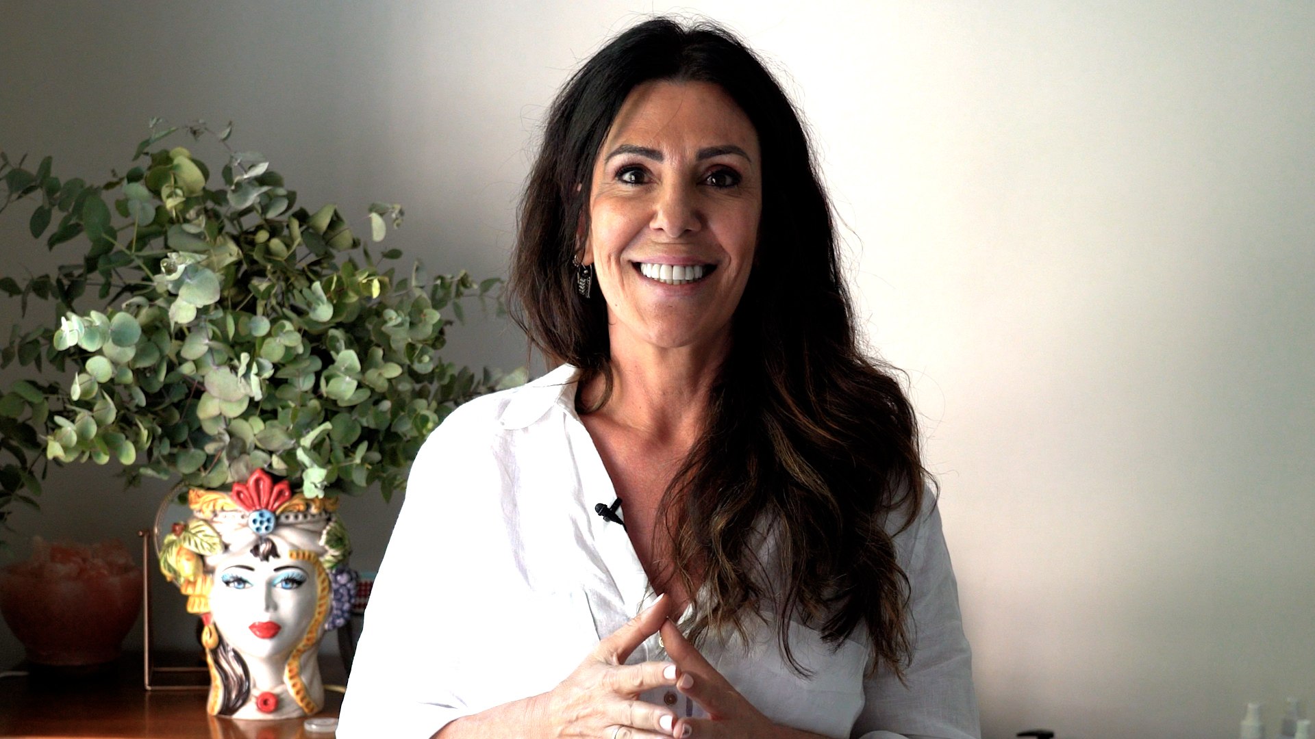 Aunque reporta m�ltiples beneficios, y puede mejorar la alineaci�n de las estructuras faciales, lo que se cuenta en redes sociales tiene poco o nada que ver con la realidad.
"El 'mewing' no es m�s que la posici�n natural que deber�a tener nuestra lengua habitualmente. Aqu� entran en juego la oclusi�n de la boca y la respiraci�n nasal", explica Nuria Torijano, terapeuta hol�stica y experta en belleza.