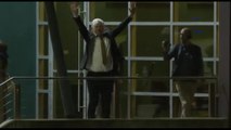 Assange libero, l'incontro in Australia con la moglie Stella e il padre
