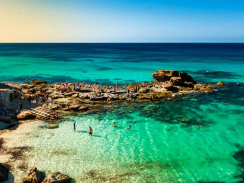 Espalmador: luxusyacht strandet fast senkrecht auf einem sandhügel