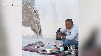 Kepçeyle arkadaşına zeytin yediren operatörün görüntüleri viral oldu