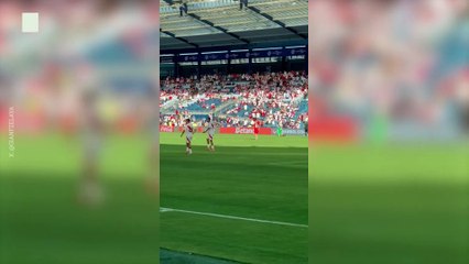 El árbitro asistente de Perú vs Canadá se desmayó durante el partido y fue retirado en camilla_VIDEO