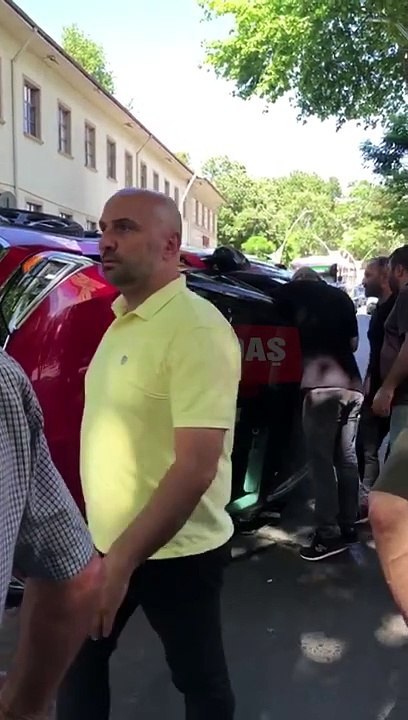 Eski İzmit Lisesi önünde araç devrildi