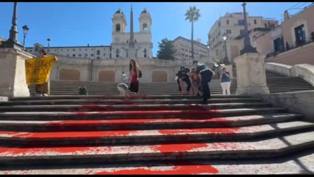 Rosso sulla scalinata di Piazza di Spagna contro violenza sulle donne