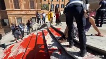 Rosso sulla scalinata di Piazza di Spagna contro violenza sulle donne