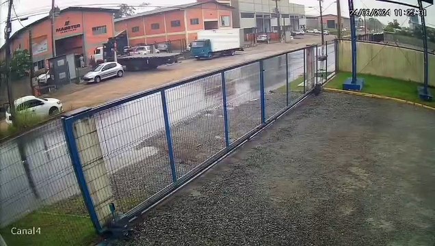 Veja o momento em que moto colide com caminhão em grave acidente com mortes em Araquari