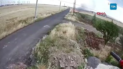 Diyarbakır’ın Yenişehir ilçesinde elektrik tellerinden düşen kıvılcımların neden olduğu yangın kameraya böyle yansıdı