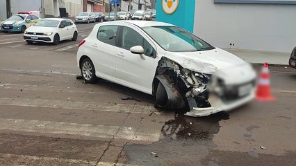 Van e Peugeot 308 se envolvem em acidente na Rua Cuiabá