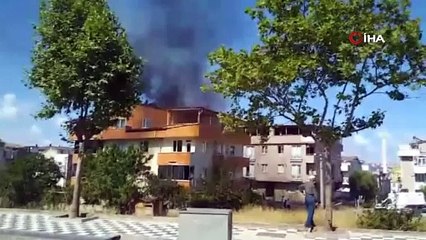 3 katlı binanın çatısı alevlere teslim oldu