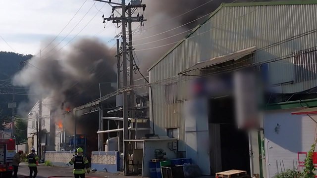 창원 자동차 부품 열처리 공장 불...작업자 2명 대피 / YTN