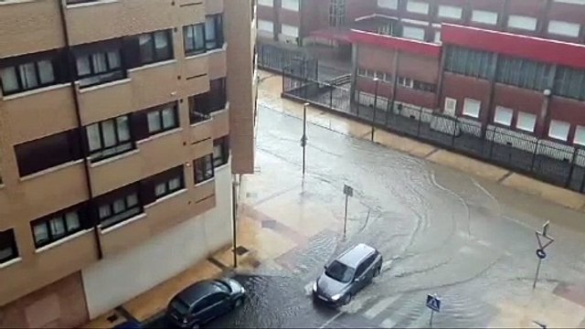 Una espectacular tormenta inunda varias calles de Burgos