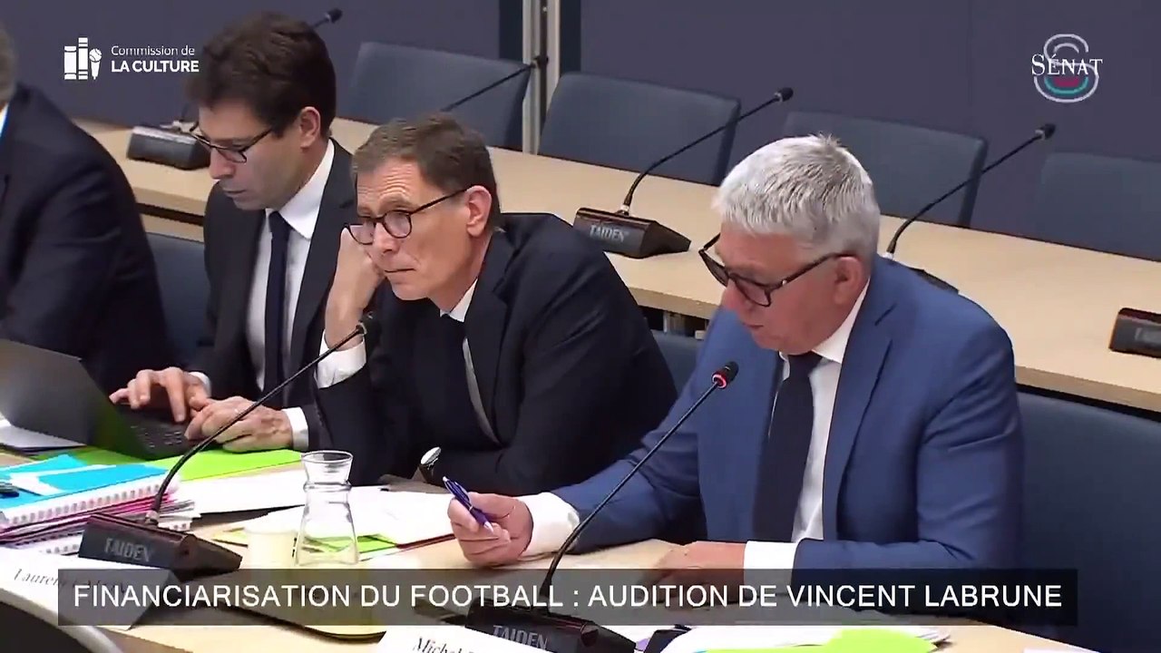 Vincent Labrune, le président de la Ligue de football professionnel, auditionné  par la commission d'enquête du Sénat sur la financiarisation du football français, a confirmé que sa rémunération avait été portée à... 1,2 million d'euros bruts annuels !